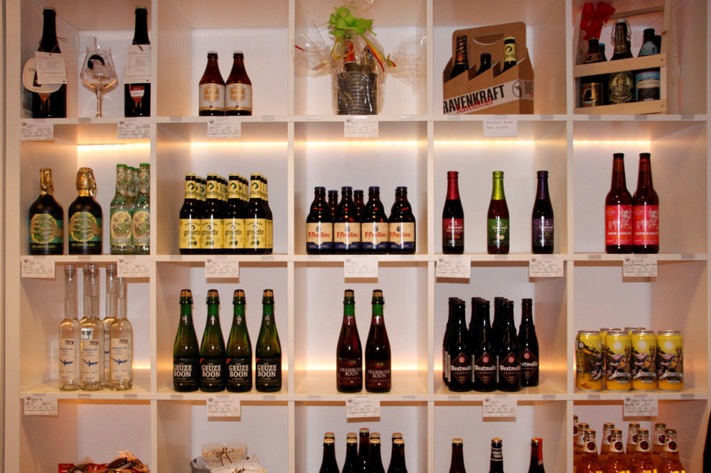 In der Bierzeit kann man aus einem ausgesuchten Sortiment regionaler und internationaler Brauspezialitäten und Craft Biere wählen