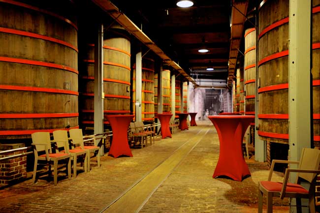 Flämische rote Ales reifen in aufrecht stehenden Holztanks in der Rodenbach-Brauerei in Roeselare, Belgien
