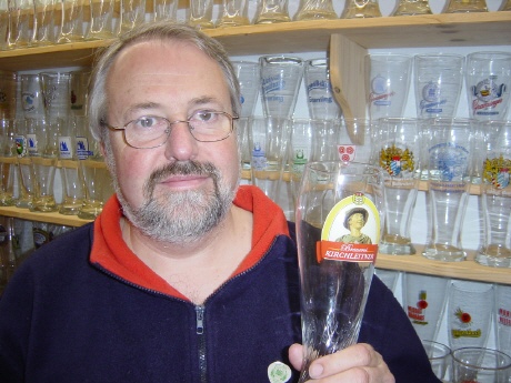 Im Keller seines Wohnhauses im Nürnberger Ortsteil Laufamholz betreibt Walter Geißler das Weizenglasmuseum (Foto: Weizenglasmuseum)