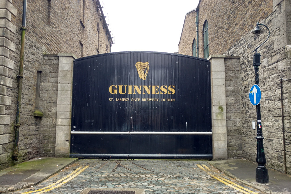 Tor der Guinness Brauerei in Dublin (Quelle: Andre Messner auf Unsplash)