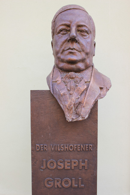 Zentral vor dem Rathaus begrüßt die Bronzeskulptur von Joseph Groll die Bürger und Gäste der Stadt  Vilshofen an der Donau (alle Fotos: Stadt Vilshofen an der Donau)