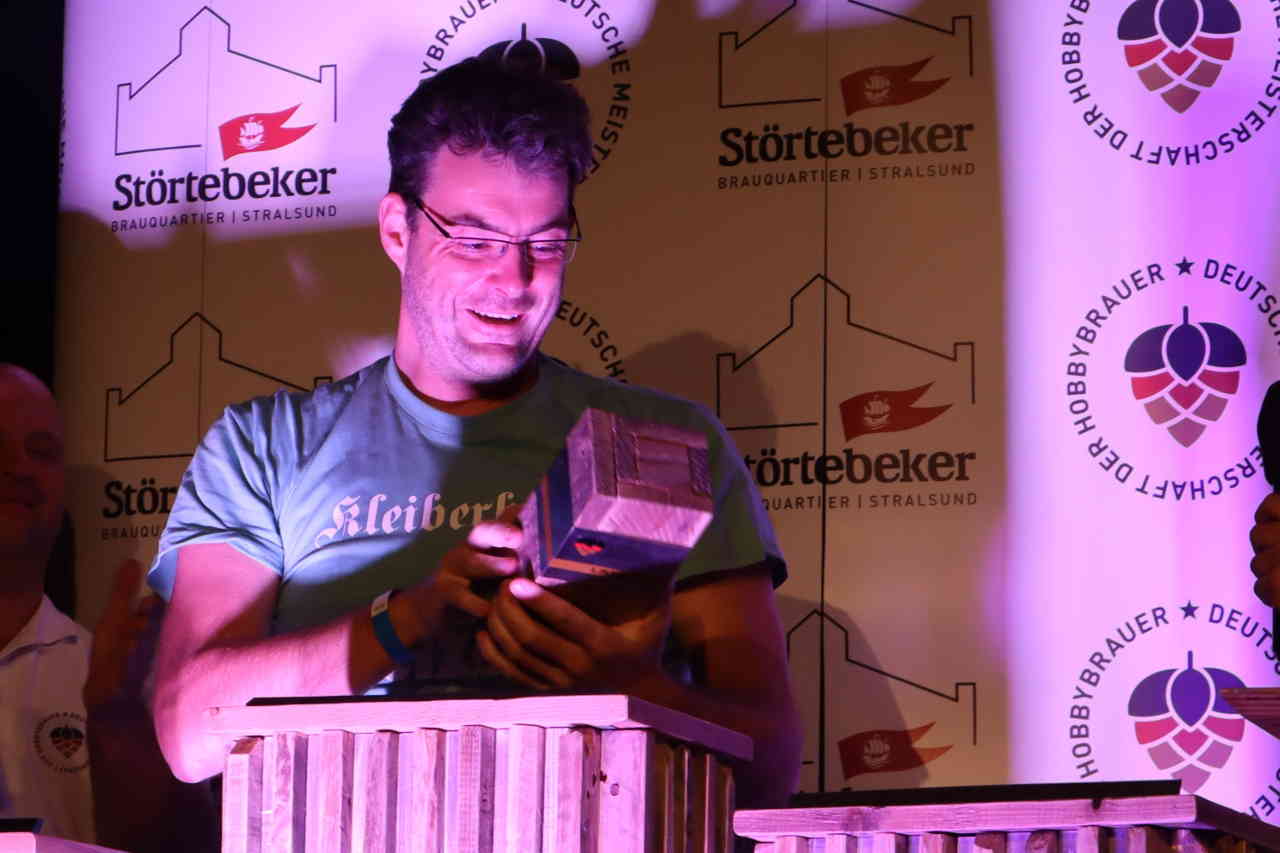 Markus Krenkler und sein neuer Schatz, der Pokal für den Sieger der 2. Deutschen Meisterschaft der Hobbybrauer